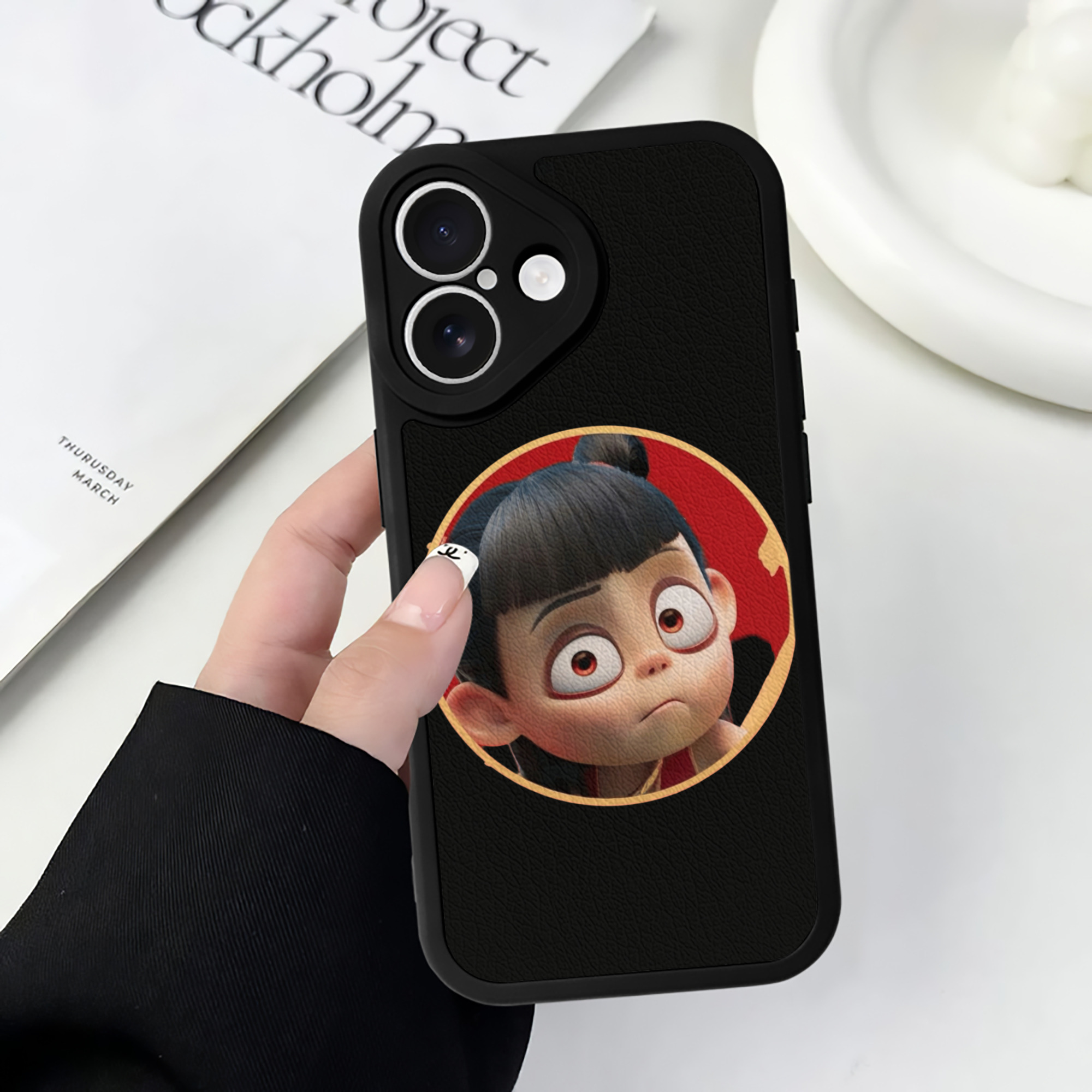 （画像用） Ne Zha 2 ナタ 魔童の大暴れ 【iPhone 16シリーズ対応】シリコンスマホケース（レザー調） 材質：シリコン
